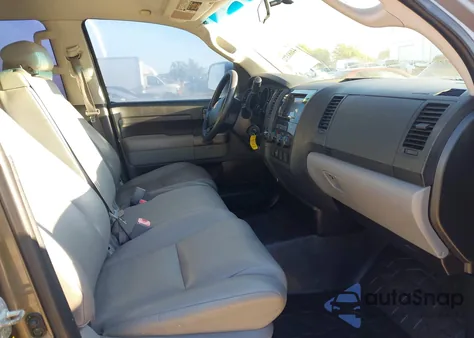 2010 Toyota Tundra Grade 5.7L V8 z USA, uszkodzony, nr VIN 5TFRY5F12AX074204